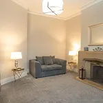 Queens Large 2 Bdr & 1 Bdr Apartments By Belfast City Breaks