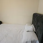 Stunning 2-Bed Apt-Freeparking Close To City