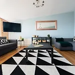 City Hall Penthouse Duplex - Incredible Views & Sleeps 8 & Balcony & Very Modern And Spacious