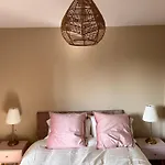 Belfast - Relax & Unwind In Our Skyline Retreat - 3 Bedroom Apartment With Parking