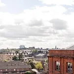 Modern Penthouse Apartment 2 Bed, 2 Bath Sleeps 6 City Centre