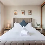 Modern Penthouse Apartment 2 Bed, 2 Bath Sleeps 6 City Centre