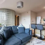 Modern Penthouse Apartment 2 Bed, 2 Bath Sleeps 6 City Centre