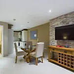 Free Parking - Stunning 2 Bedroom Apartment