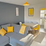 Ardenlee - Stylish 3 Bed Apt Close To City, Parking And Wifi