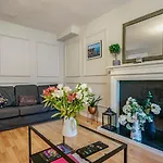 Close To City Centre Stylish 3 Bedroom House