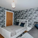 Whitehall Square Apartments- Queen\'S Quarters