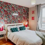 Whitehall Square Apartments- Queen\'S Quarters