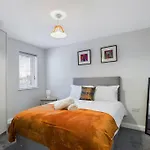 Sleek 2-Bedroom Stay In Belfast