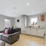 Contemporary 2-Bedroom Apartment