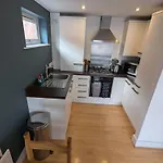 Cosy 1 Bedroom Apartment With Secure Private Parking And Excellent Transport Links