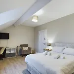 Luxurious 5 Bedroom Home Near City Centre