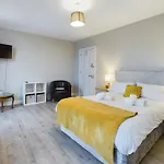 Luxurious 5 Bedroom Home Near City Centre