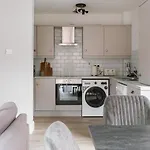Luxurious 2 Bedroom City Centre Apartment Walking Distance To Everything Sleeps 6