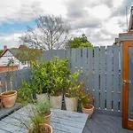 Spacious 4Br Victorian Property W/ Outdoor Terrace
