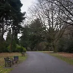 4Br Spacious Home- 5 Mins To City- Free Secure Parking