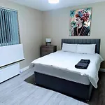 Modern House In Belfast, Street Parking, Sleeps 8