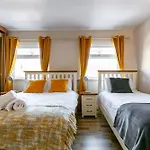 Welcome To Belfast: Your Gateway To Unforgettable Memories! Spacious 3 Bedroom, Family Home.