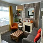 Cosy Two Bed Terraced House 7Min Drive From City