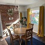 Cosy Two Bed Terraced House 7Min Drive From City