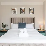 Modern 2 Bedroom, 2 Bathroom Apartment In Central Belfast, Sleeps 6 With Parking Included