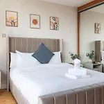 Modern 2 Bedroom, 2 Bathroom Apartment In Central Belfast, Sleeps 6 With Parking Included