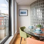 Modern 2 Bedroom, 2 Bathroom Apartment In Central Belfast, Sleeps 6 With Parking Included