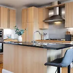 Modern 2 Bedroom, 2 Bathroom Apartment In Central Belfast, Sleeps 6 With Parking Included
