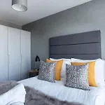 Exclusive High-Floor Apartment With Breathtaking Titanic & Waterfront Views Sleeps 6