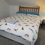 Lovely 2 Bedroom House Close To City Centre