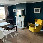 Bellevue Bungalow - Comfortable Home With Amazing Views