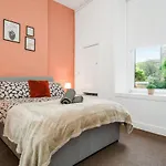 Unique City Townhouse - Modern & Central Location