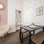 Unique City Townhouse - Modern & Central Location