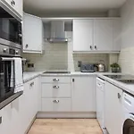 Stylish, Luxury, Parking Sleeps 6, 2-Bath, City Centre