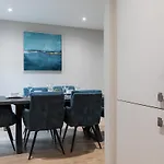 Stylish, Luxury, Parking Sleeps 6, 2-Bath, City Centre