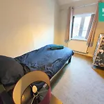 Quiet Townhouse - 5 Minutes From City Centre