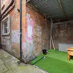 Luxurious 5 Bedroom Home Near City Centre