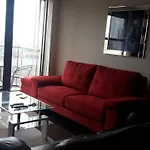 Modern 2 Bed Apartment With Balcony