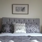 Modern 2 Bed Apartment With Balcony