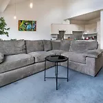Stunning 2Br Penthouse Loft In Cathedral Quarter