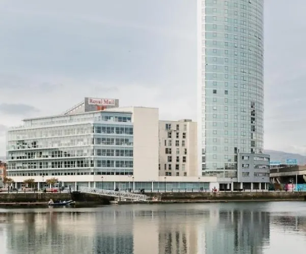 Best City Views, Sleeps 6, Fabulous Interiors