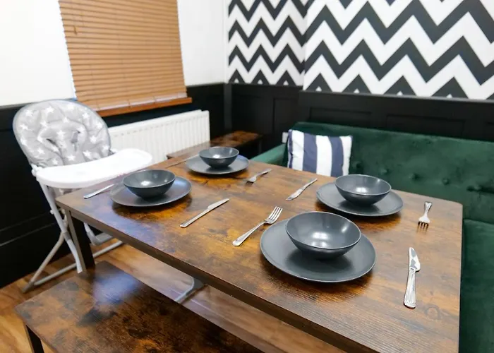 Broadway Belfast! Central Location! Sleeps 6!