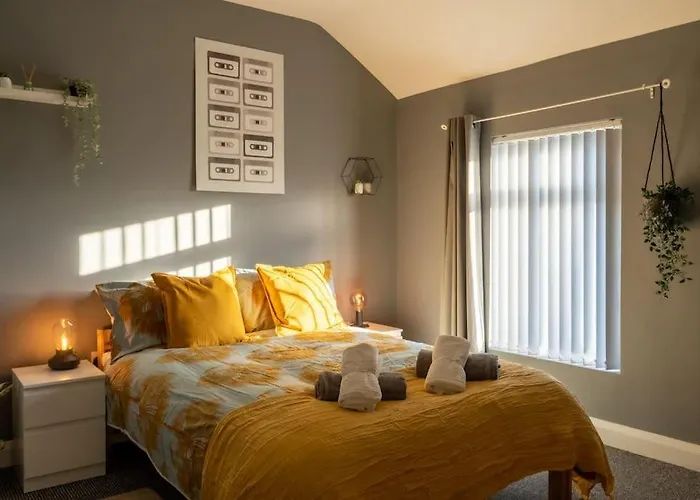 Vibrant City Centre Townhouse With Free Parking Rare Outdoor Patio