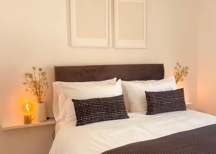 Spacious 2Bed - 10 Mins To City - Free Parking