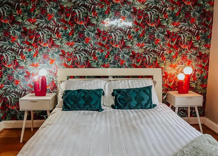 Whitehall Square Apartments- Queen\'S Quarters