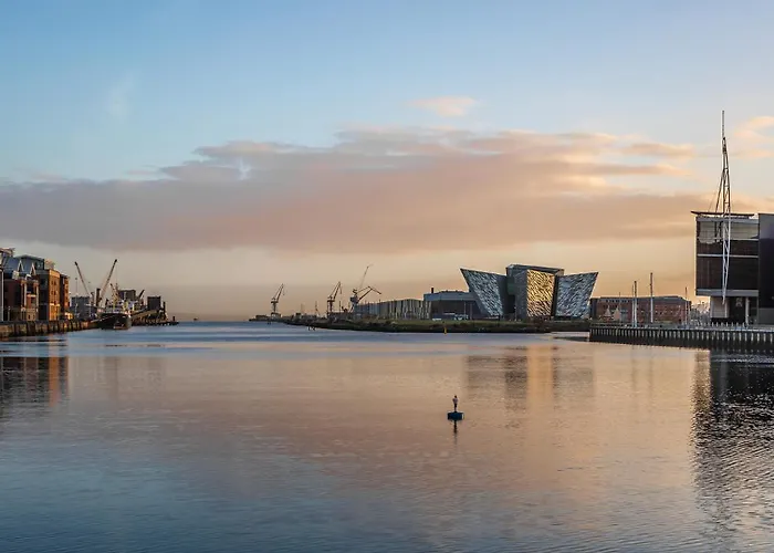 Stylish City Centre 2 Bedroom Apartment With Belfast Cityscape View