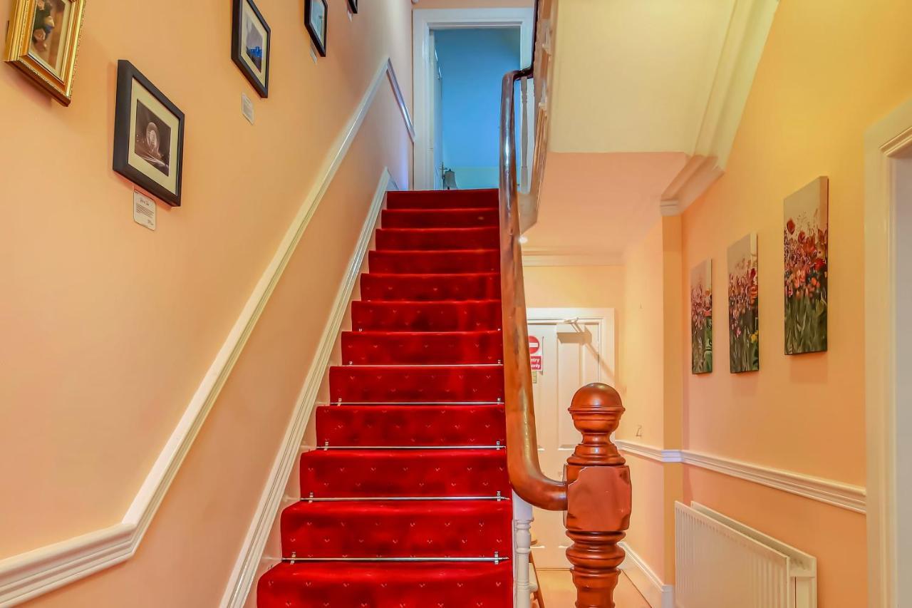 Avenue House 3*