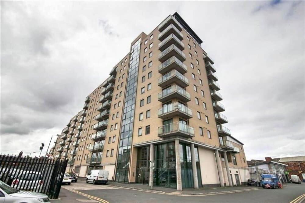 Modern 2 Bed With Balcony Apartment