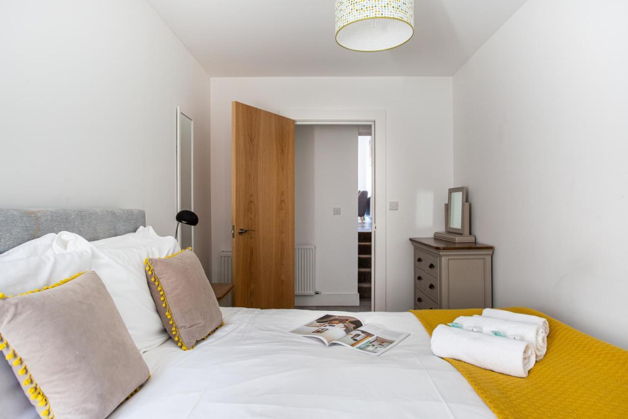 Modern Luxury Apartment, Sleeps 6, Location *