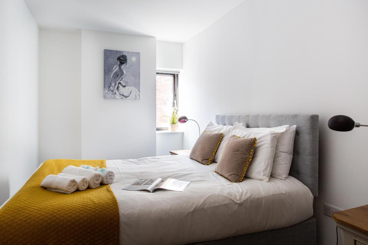 Modern Luxury Apartment, Sleeps 6, Location *